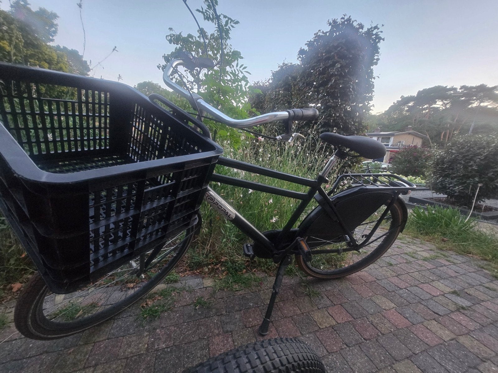 Zwarte jongensfiets met krat- recent onderhoud en nie, Ophalen