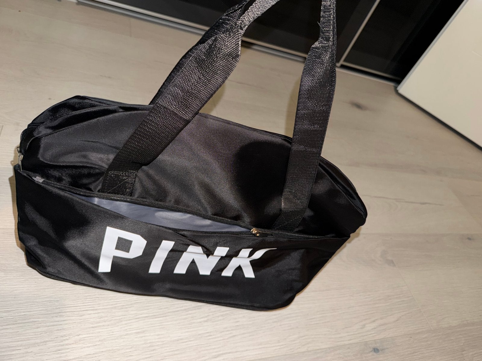 Zwarte tas met 'PINK' opdruk. Geschikt als cabine handbagae, 40 tot 60 cm, 20 tot 30 cm, Zwart, Nieuw