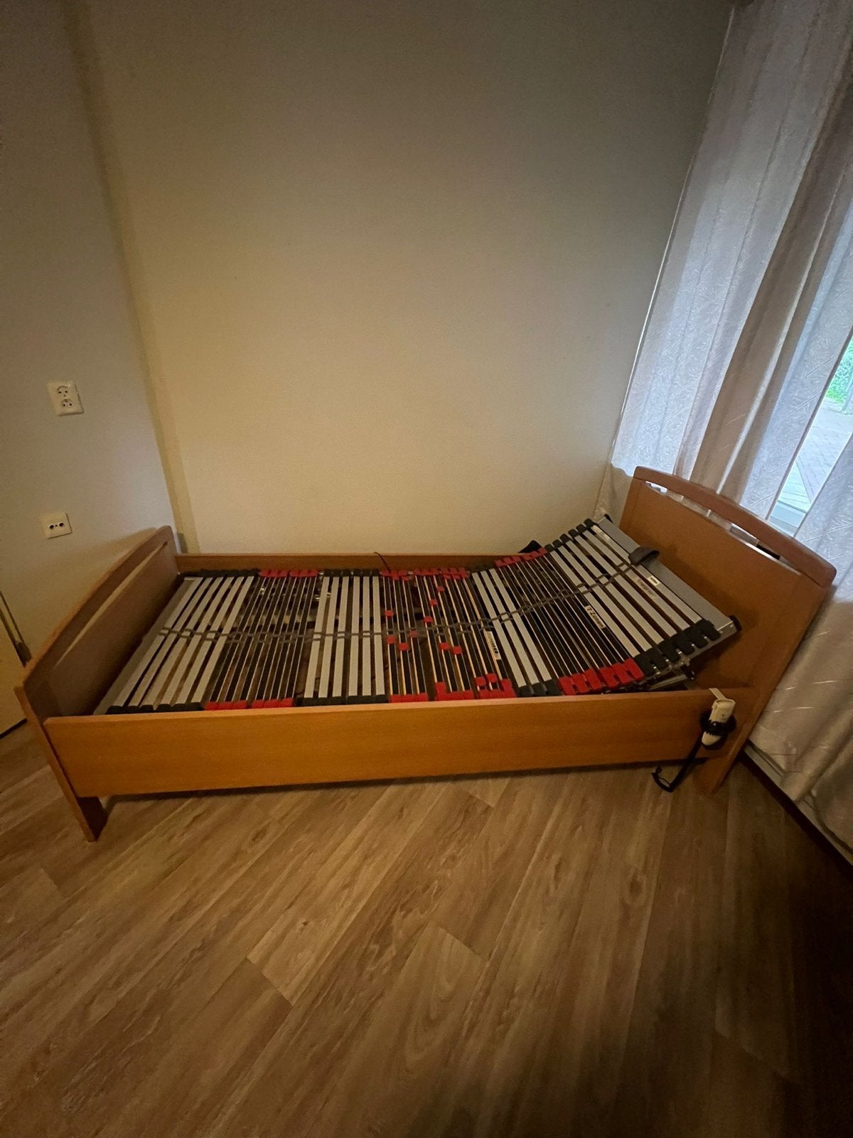 Elektrisch senioren bed met verstelbare lattenbodem, Ophalen, Eenpersoons, Overige maten, Hout