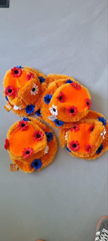 5 Nieuwe Oranje Bloemen hoeden voor Feestjes en Carnaval, Ophalen of Verzenden, Nieuw, Feestartikel, Carnaval