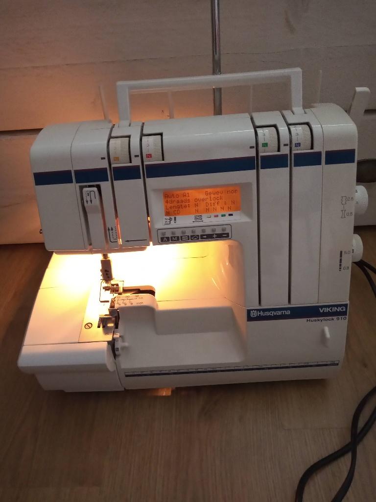 Lockmachine Husqvarna VIKING Huskylock 910, Hobby en Vrije tijd, Ophalen, Gebruikt, Lockmachine, Husqvarna