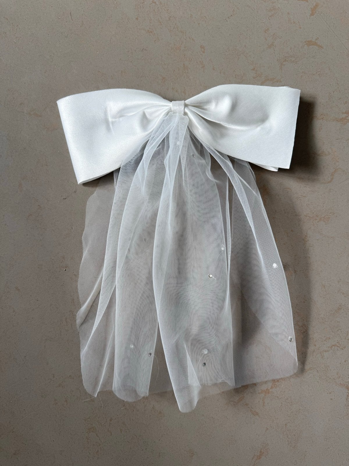 Witte strik met sluier en parels - Bruidsaccessoire, Kleding | Dames, Trouwkleding en Trouwaccessoires, Ophalen of Verzenden, Nieuw