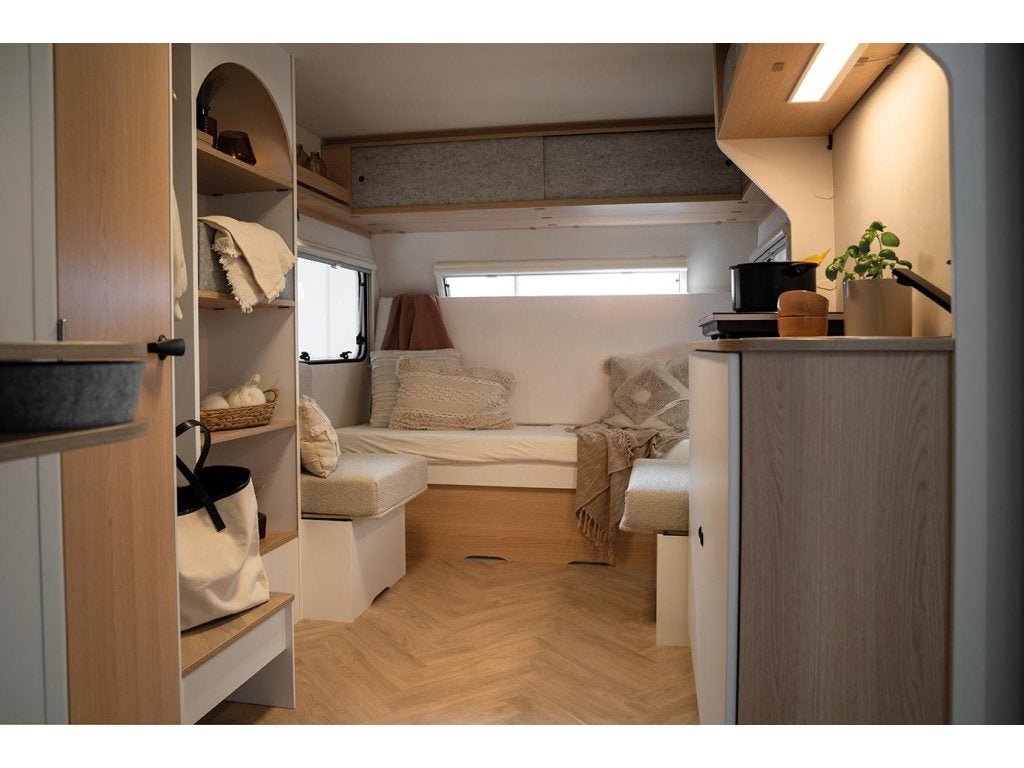 LMC E:dero 470K, 1100kg! Voorraam & stapelbed! Zonda, Caravans en Kamperen, Caravans, Standaardzit, Bedrijf, 750 - 1000 kg, 4 tot 5 meter