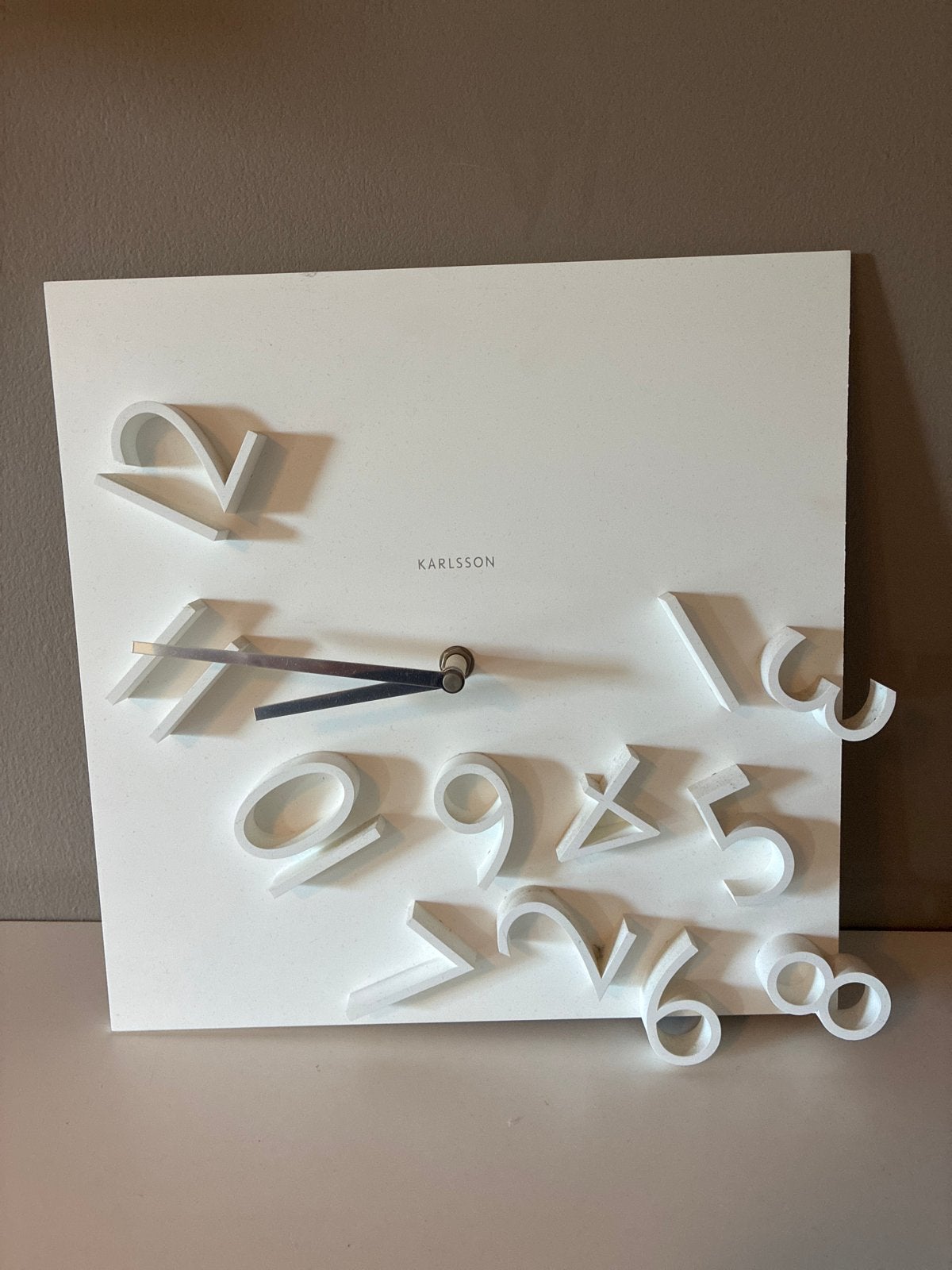 Karlsson Wandklok - Modern Design met 3D Cijfers, Huis en Inrichting, Woonaccessoires | Klokken, Wit, Analoog, Werkt op batterijen