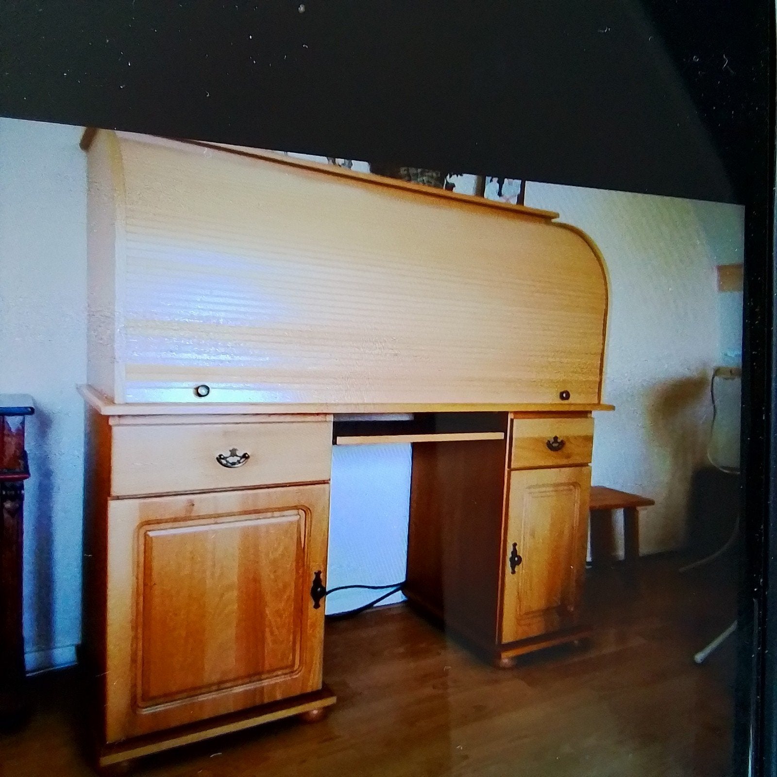 Bureau met latjes schuifdeur, 2 laden en deurtje, Ophalen, Antiek, Zo goed als nieuw, Hout