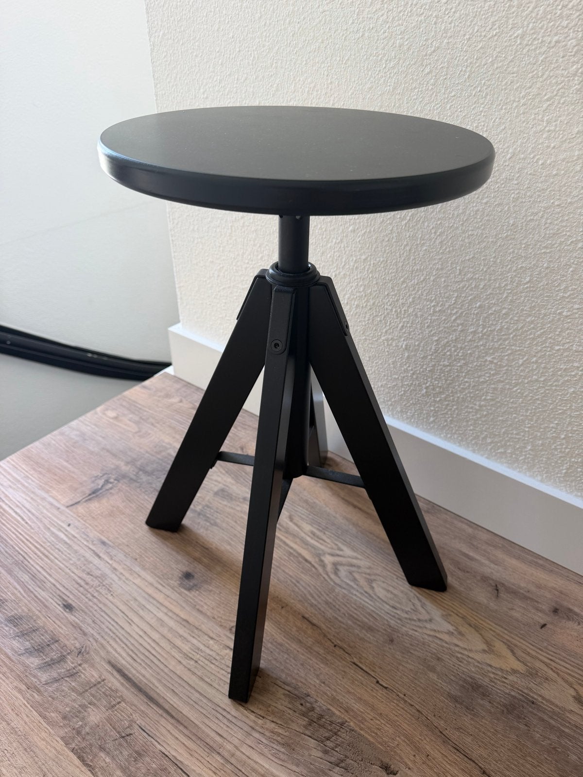 Zwart verstelbaar krukje van IKEA - Nieuw, Huis en Inrichting, Krukjes, Ophalen, In hoogte verstelbaar, Nieuw, Hout