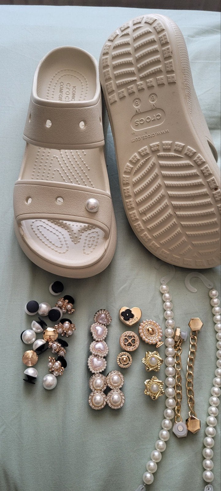 Crocs Classic Bae Clog Sandalen slippers met Jibbitz, Slippers, Beige, Nieuw, Ophalen of Verzenden