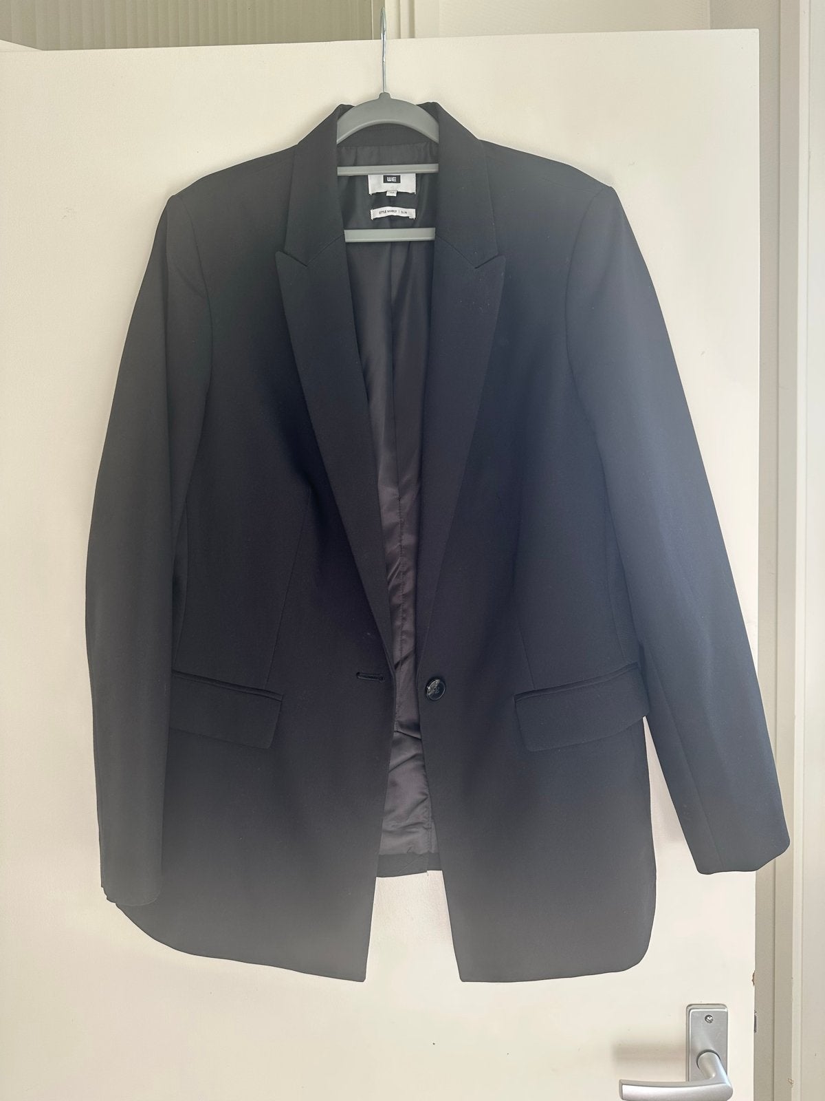 WE Fashion zwart damespak (blazer + pantalon) - Maat 44, Kleding | Dames, Kostuum of Pak, Zwart, Maat 42/44 (L), Ophalen of Verzenden