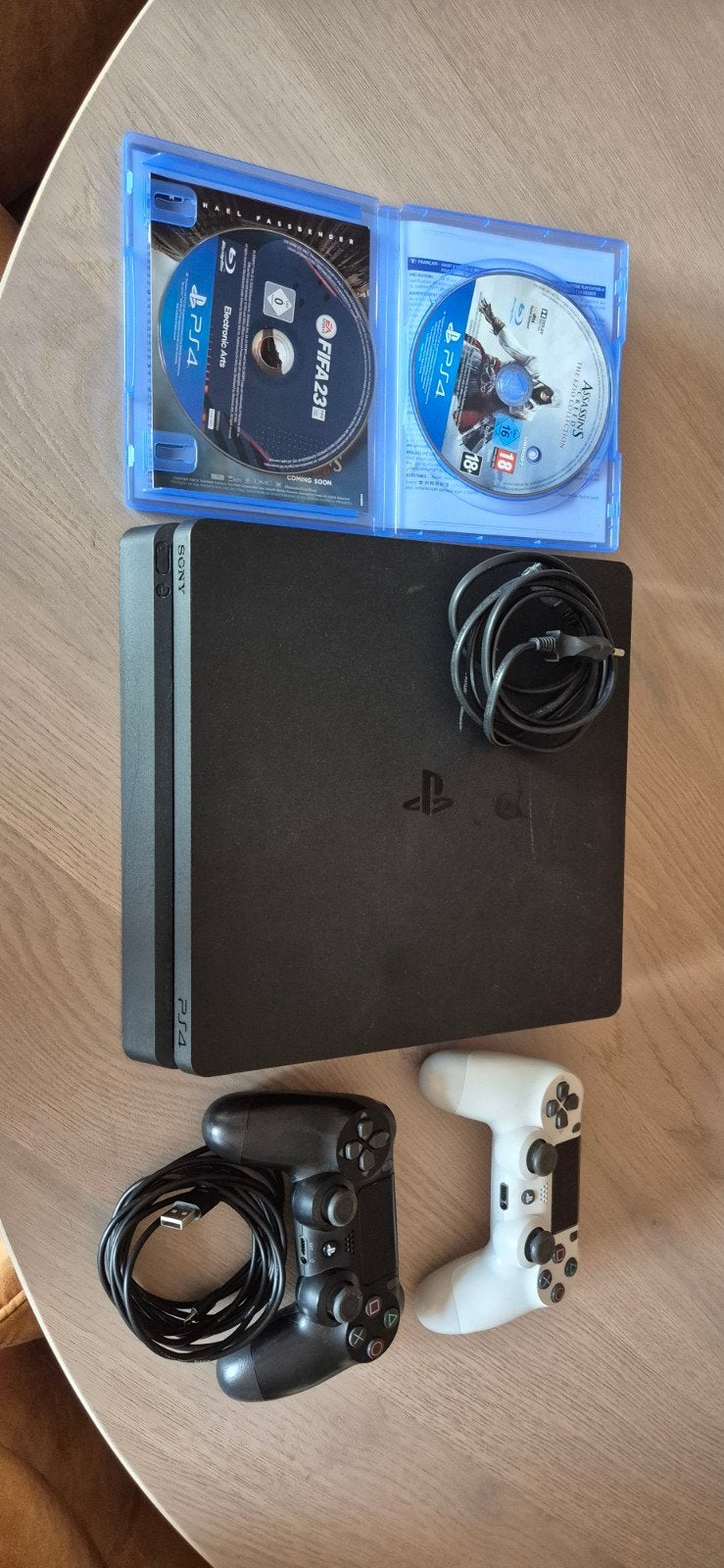 PS4 Slim 500 GB met 2 controllers en 2 games, Spelcomputers en Games, Spelcomputers | Sony PlayStation 4, Ophalen, Met 2 controllers