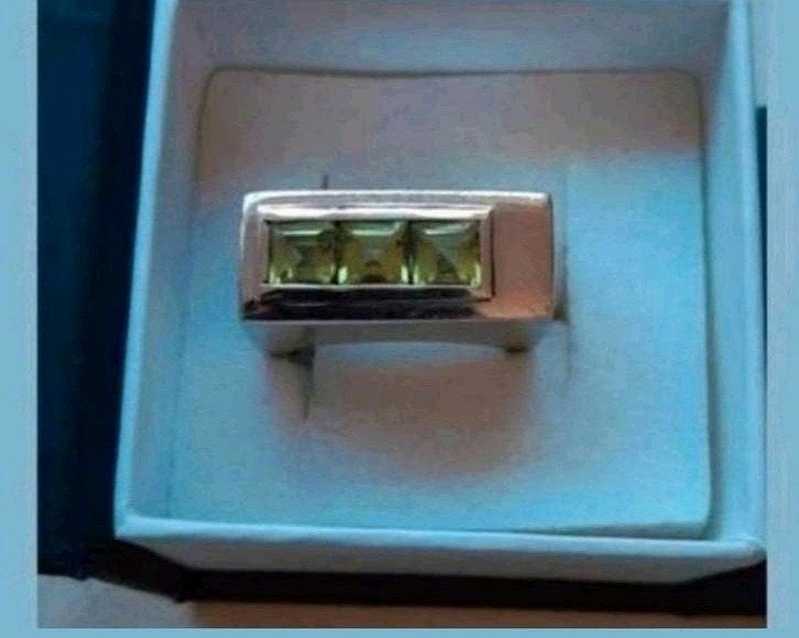 Zilveren ring met groene edelstenen, Sieraden, Tassen en Uiterlijk, Ringen, 18 tot 19, Ophalen of Verzenden, Zo goed als nieuw