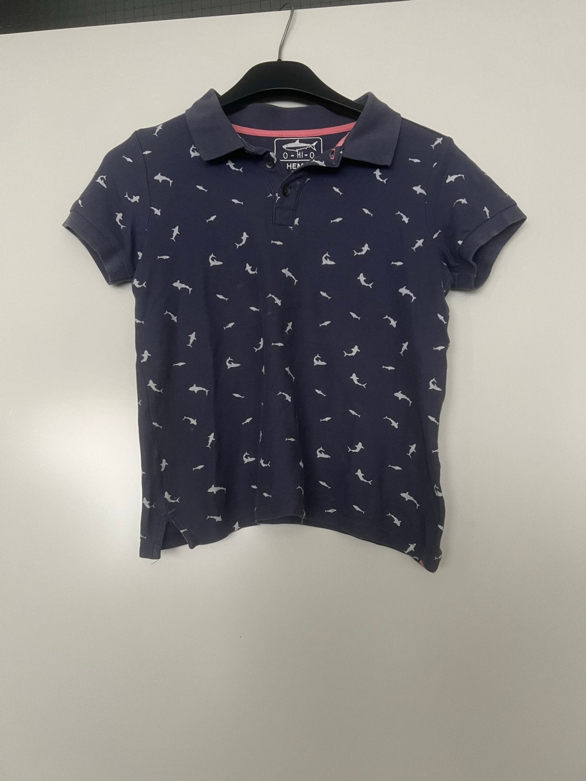 Hema O-Hi-O Polo Shirt met Haaienprint - Maat 122/128, Kinderen en Baby's, Kinderkleding | Maat 122, Ophalen of Verzenden, Zo goed als nieuw