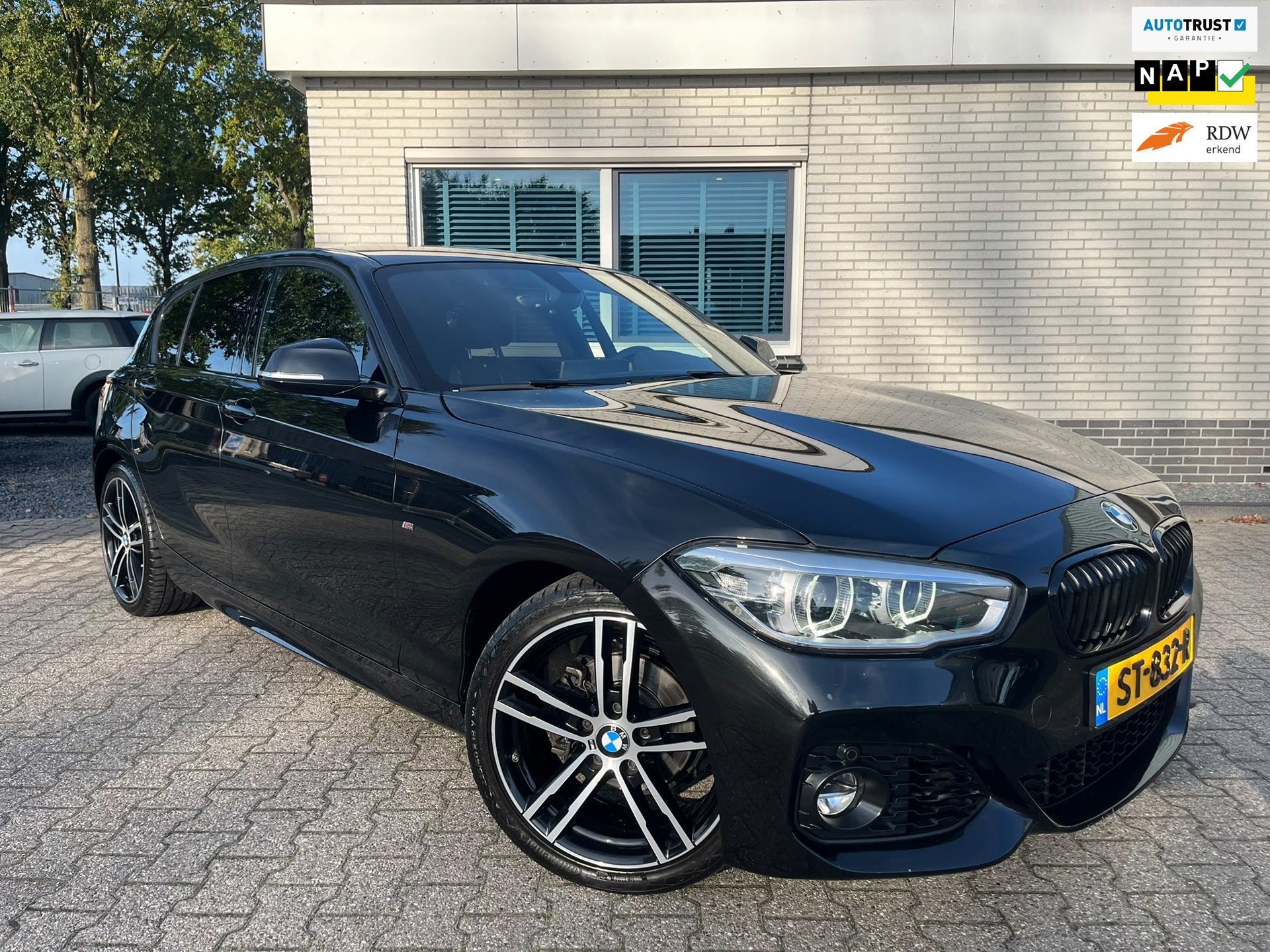 BMW 1-serie 118i High Executive|M Sport|Navi|PDC|Clima|Stoel, Zwart, Bedrijf, 650 kg, 19 km/l