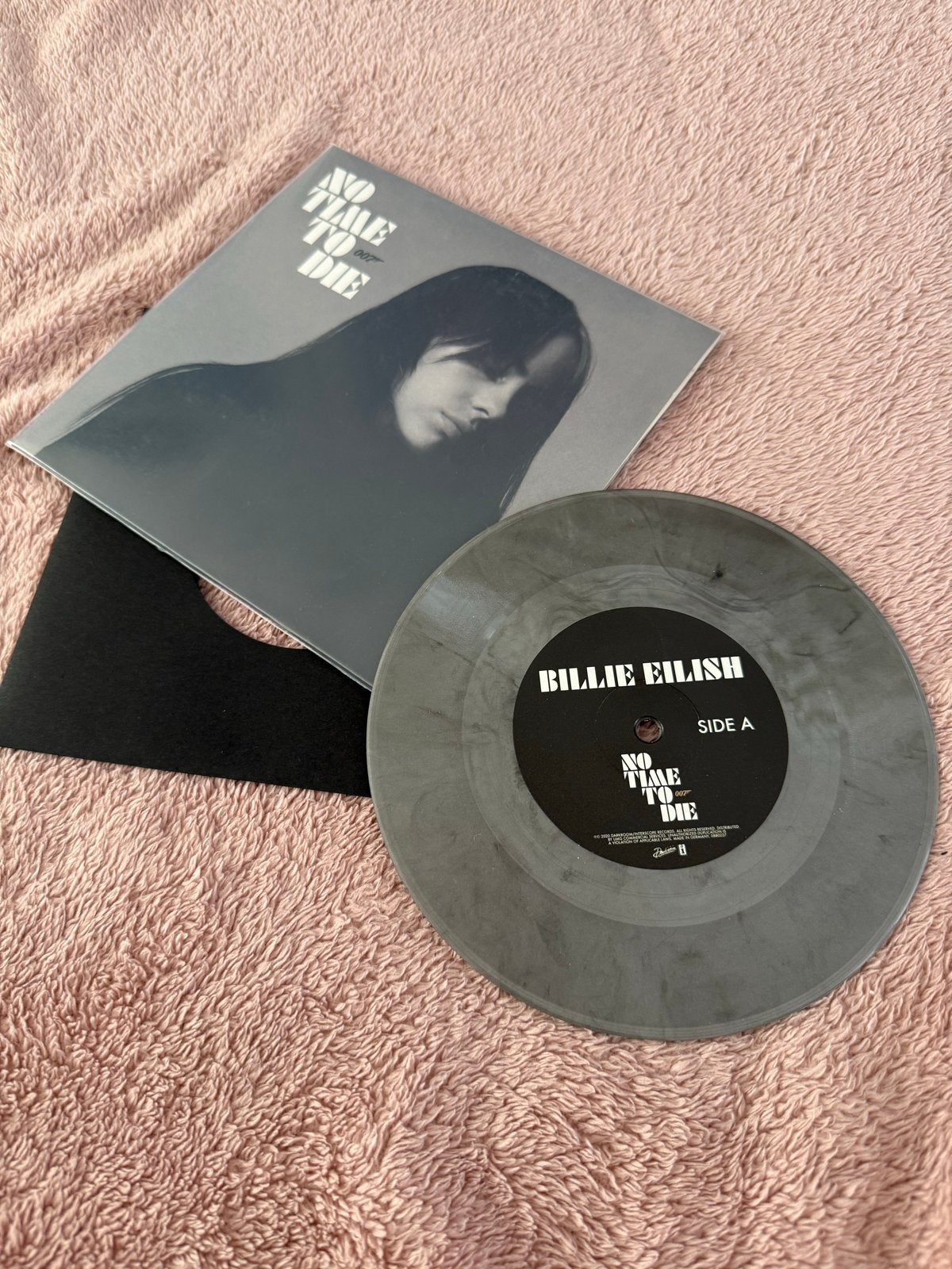 Billie Eilish - No Time to Die - Smoke Grijs Vinyl 7 inch, Cd's en Dvd's, Vinyl Singles, Gebruikt, 7 inch, Colored vinyl, Ophalen of Verzenden