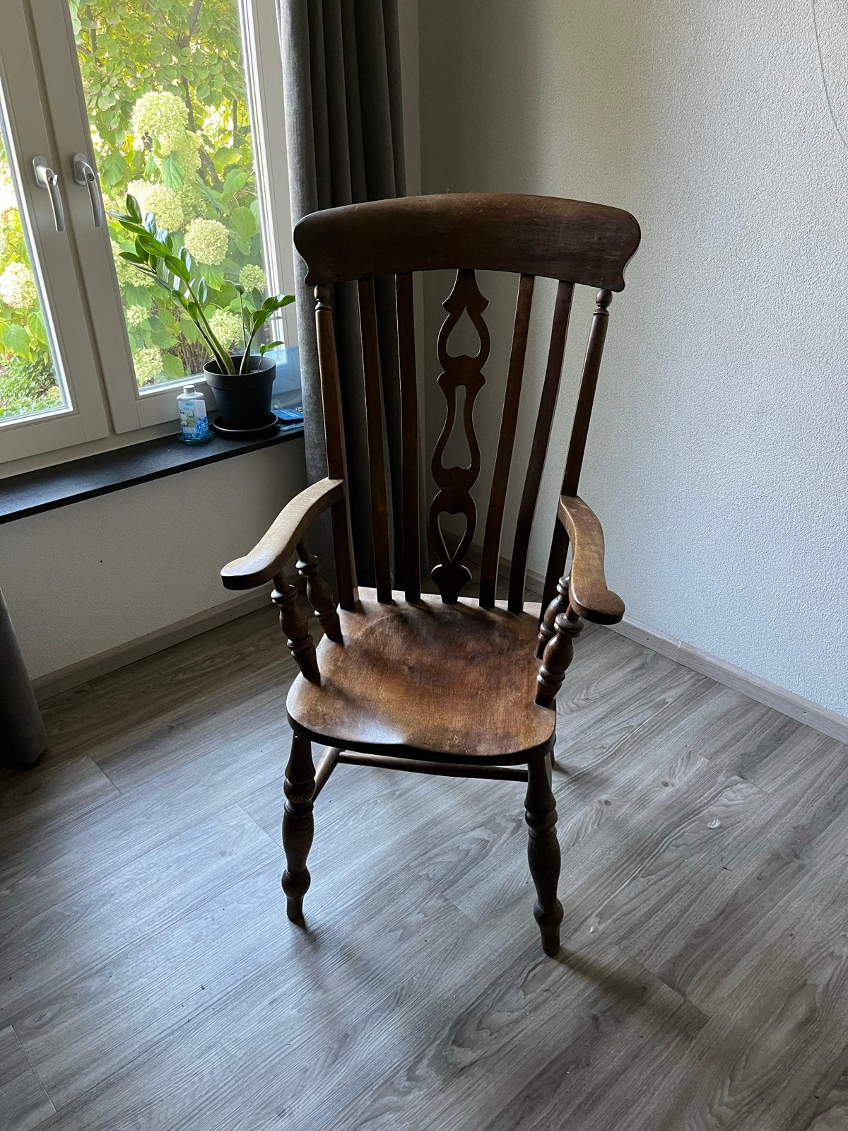 Antieke houten stoel met armleuningen, Ophalen