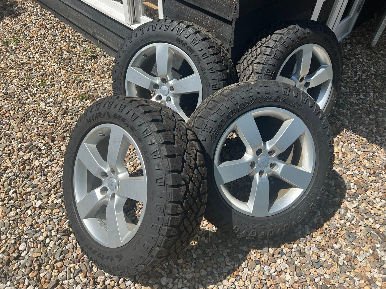 Land Rover Defender Mud-Terrain banden + velgen 255-60-R20, Auto-onderdelen, Ophalen, Gebruikt, 255 mm, Banden en Velgen