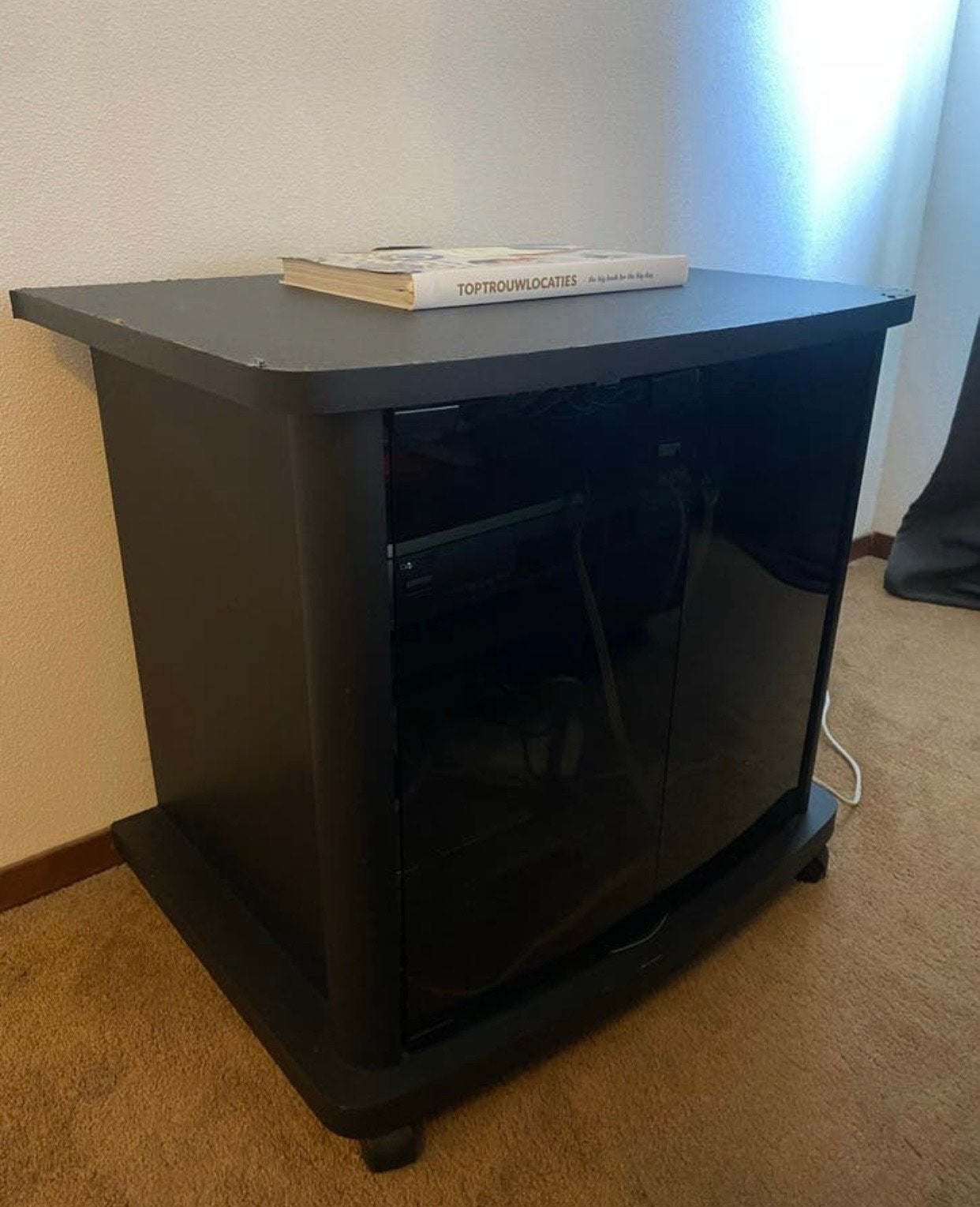 Zwart TV-meubel met glazen deuren op wieltjes, Ophalen, Gebruikt, 50 tot 100 cm, Minder dan 100 cm