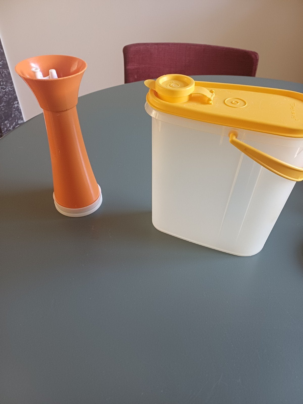 Tupperware bewaardoos met en poedersuikermolen., Geel, Ophalen of Verzenden, Zo goed als nieuw, Met deksel