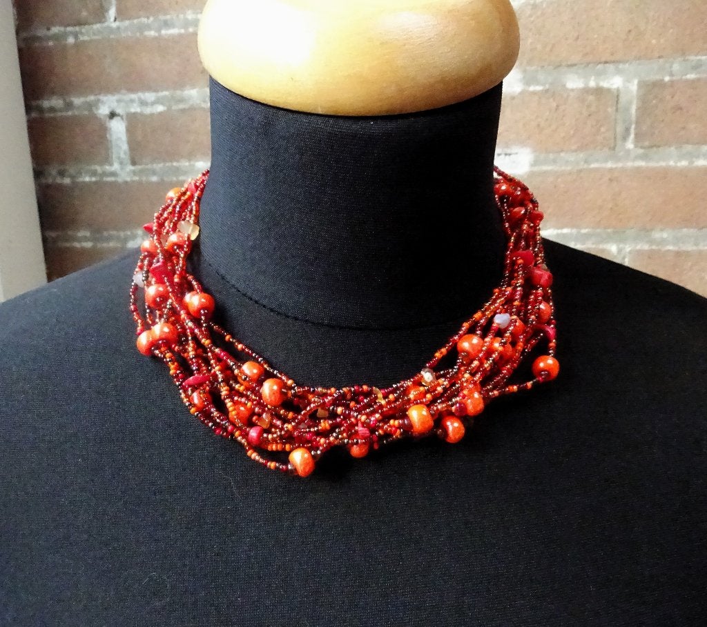 Ketting 12 snoertjes oranje glaskralen ea enkele chip steen, Overige materialen, Gebruikt, Verzenden, Oranje