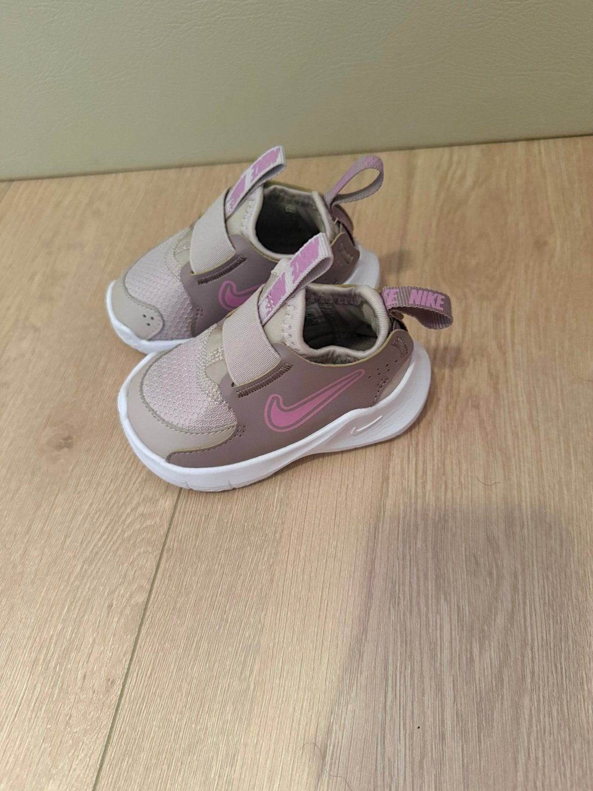 Nike schoenen maat 19,5, Ophalen, Zo goed als nieuw, Jongetje of Meisje, Schoentjes
