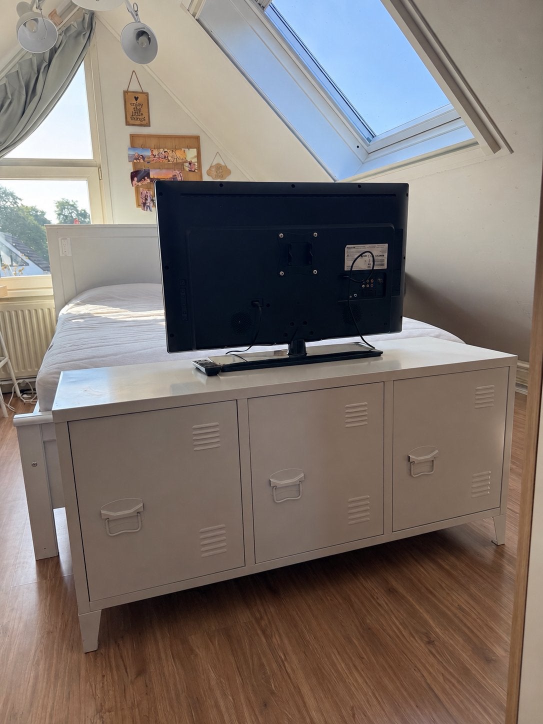 Stoere lichtgrijze metalen lockerkast / tv-meubel, Ophalen