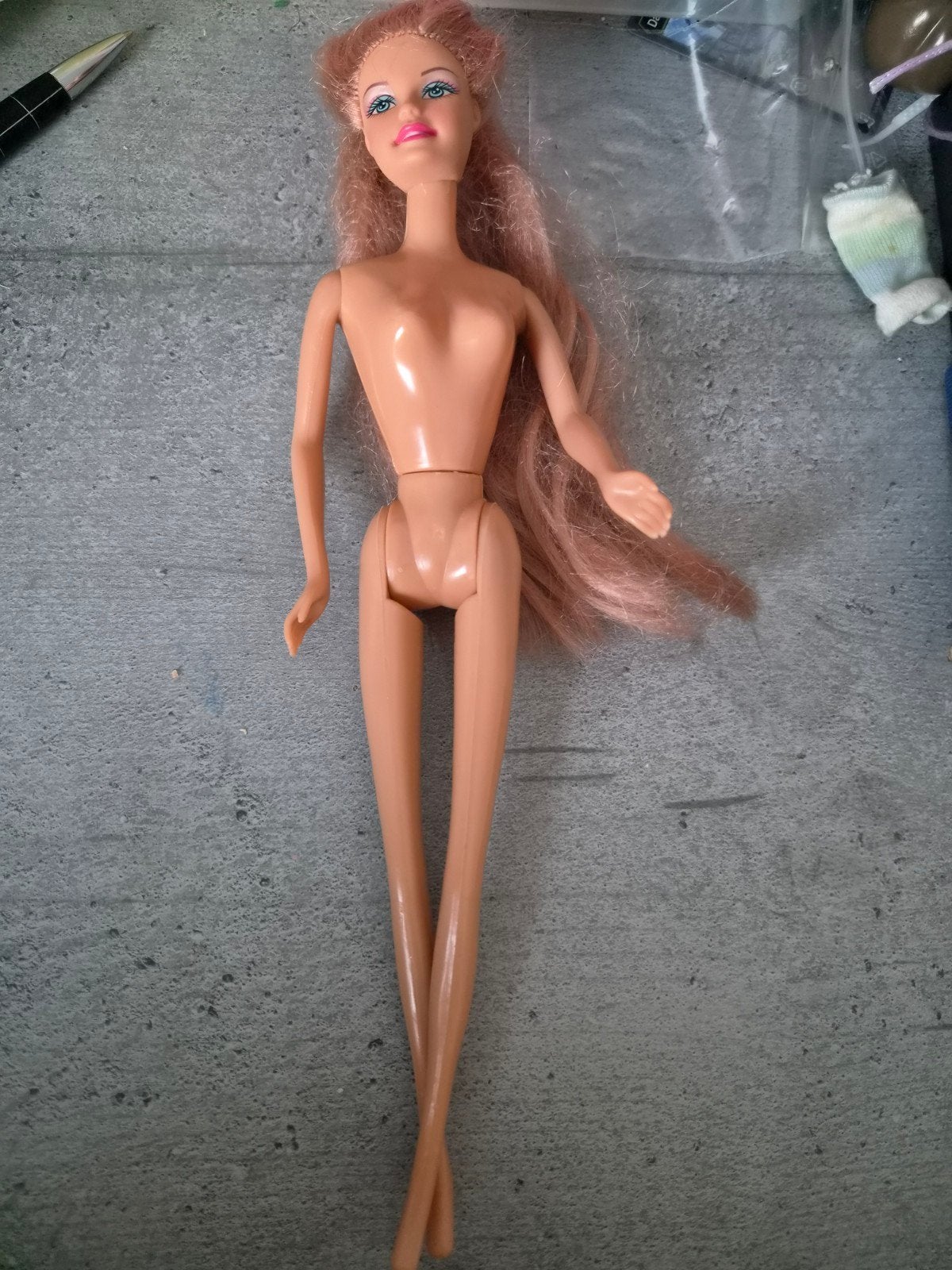 Barbie pop met roze haar - Made in China, Verzamelen, Poppen, Ophalen of Verzenden
