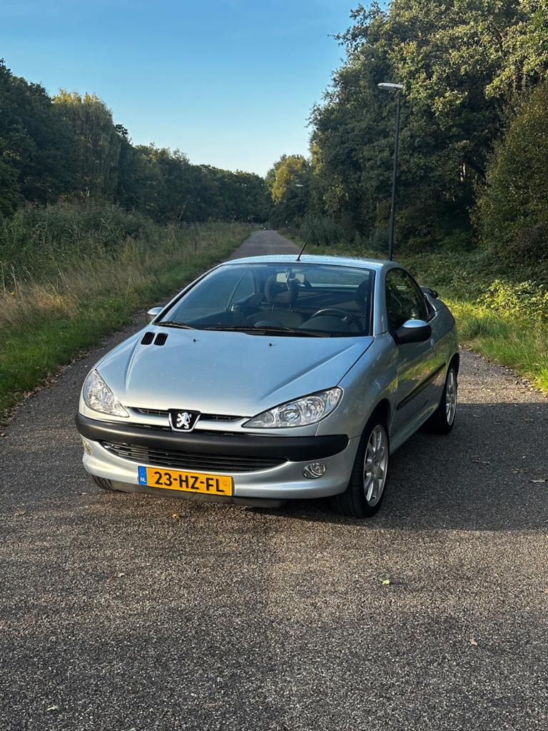 Peugeot 206 1.6 16V CC 2002 Grijs, Auto's, Voorwielaandrijving, Stof, 4 cilinders, Cabriolet