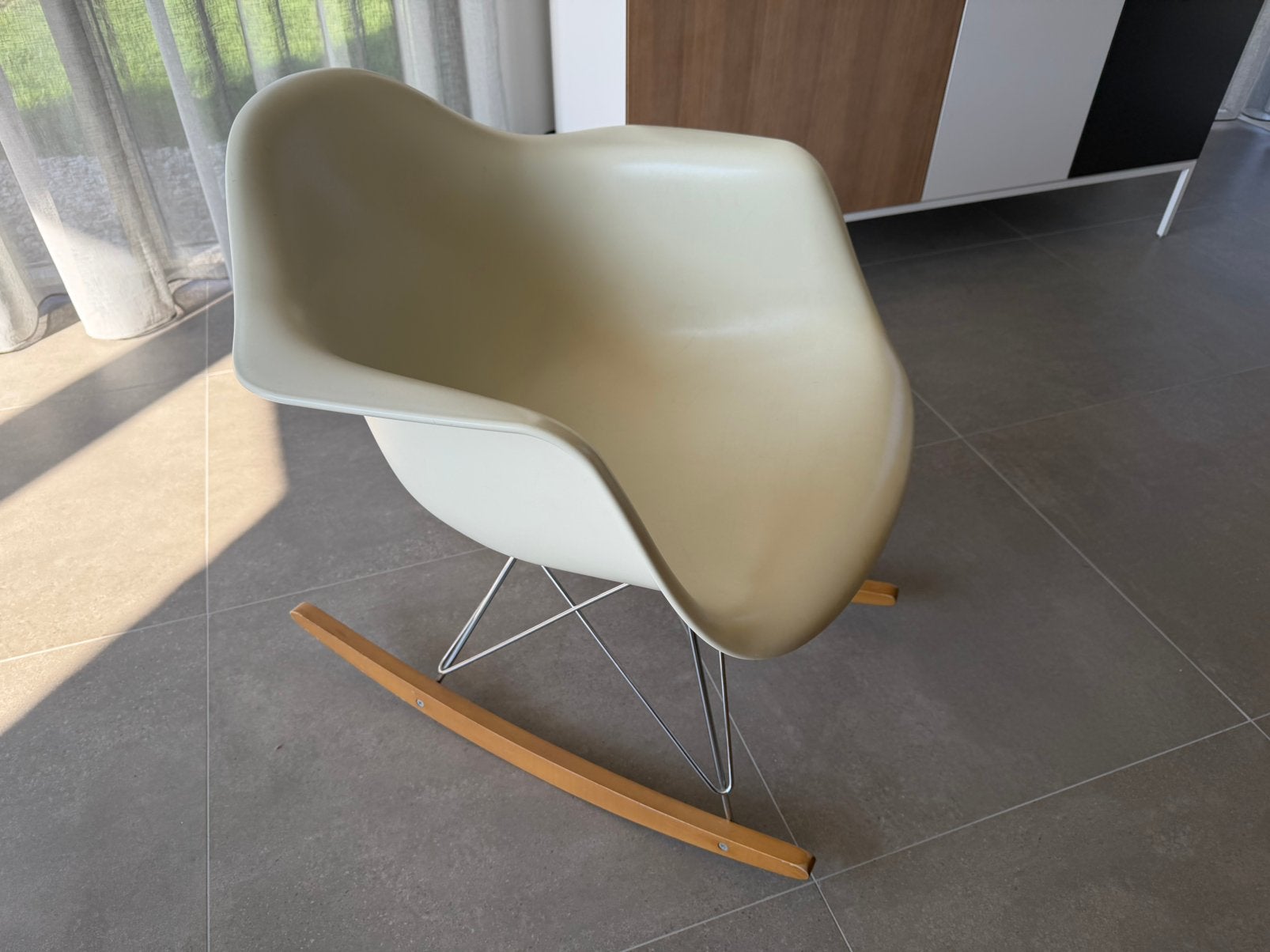Vitra Eames RAR schommelstoel, Ophalen, Zo goed als nieuw, Wit, Eén