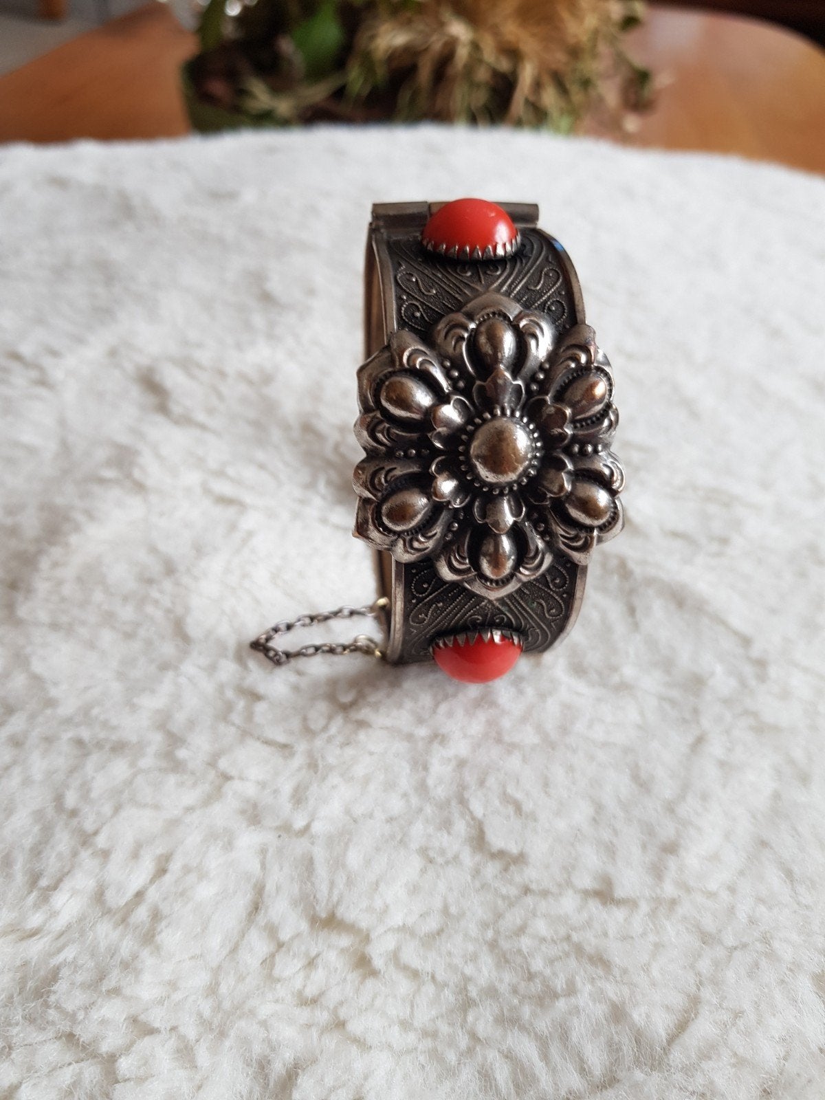 Vintage Armband met koraalrode Stenen en Gedetailleerd Metaa, Overige materialen, Gebruikt, Ophalen of Verzenden, Met edelsteen