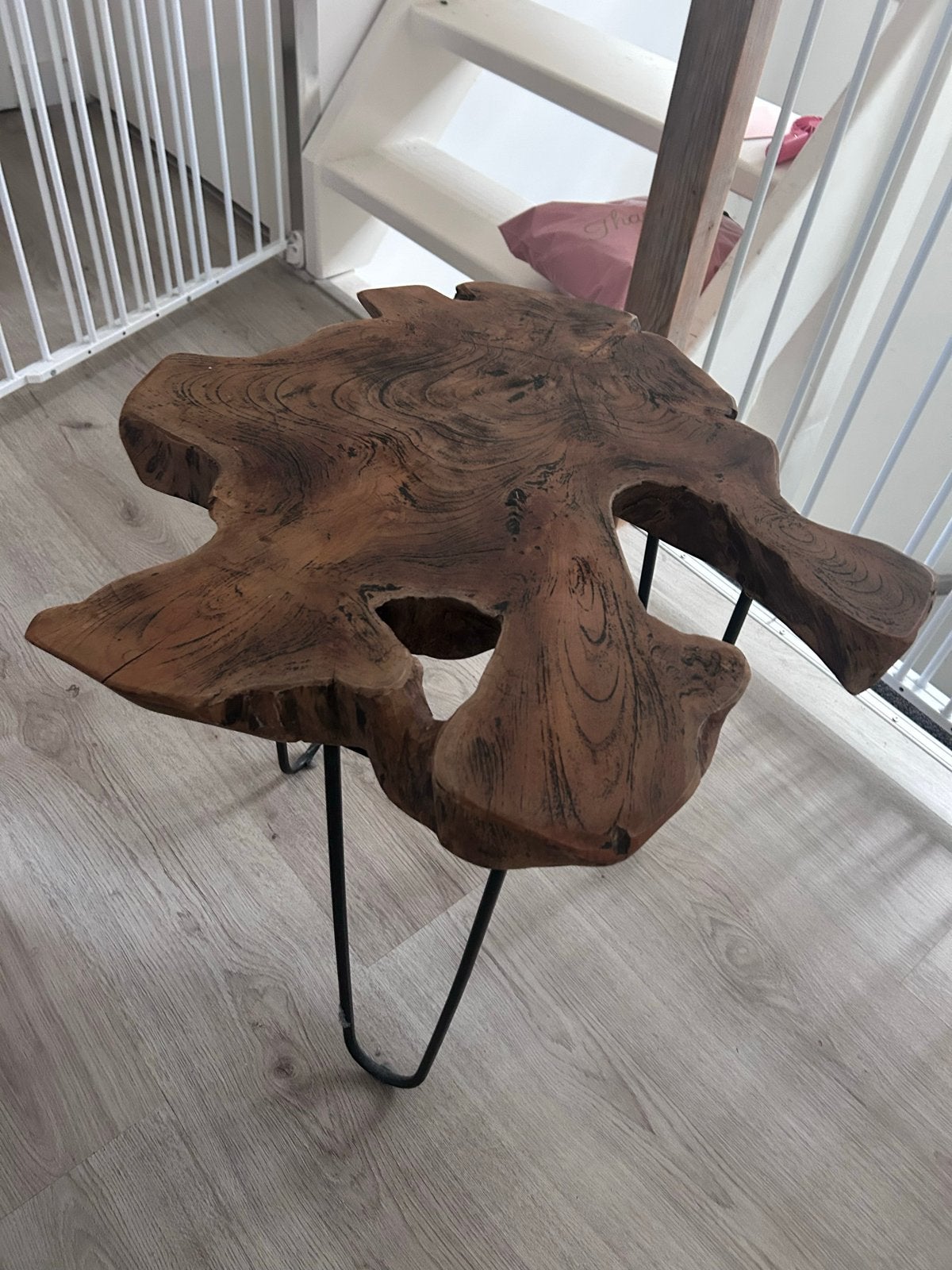 Unieke bijzettafel van massief hout met metalen poten, Huis en Inrichting, Tafels | Bijzettafels, Minder dan 55 cm, Zo goed als nieuw