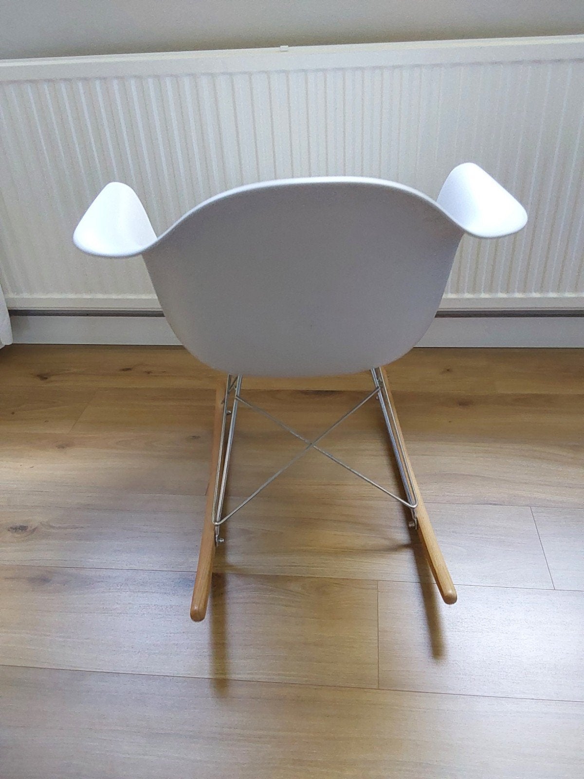 Witte schommelstoel in Eames RAR-stijl €25, Ophalen, Gebruikt, Hout, Wit