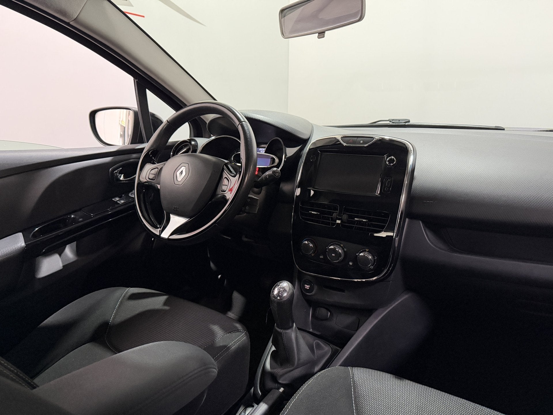 Renault Clio 0.9 TCe Expression - Airco / Bluetooth / Navi, Auto's, Voorwielaandrijving, 540 kg, Zwart, Origineel Nederlands