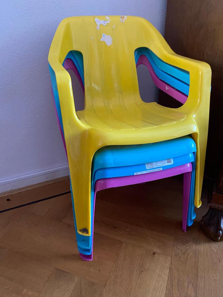 4 plastic kinderstoeltjes, Ophalen, Gebruikt, Stoel(en)