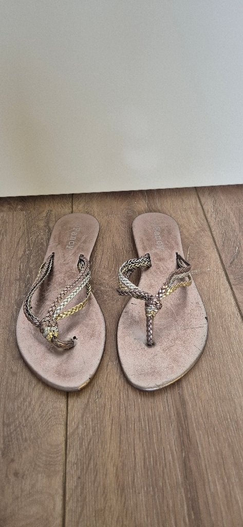 Teenslippers met gevlochten bandjes maat 39, Slippers, Overige kleuren, Ophalen of Verzenden, Zo goed als nieuw