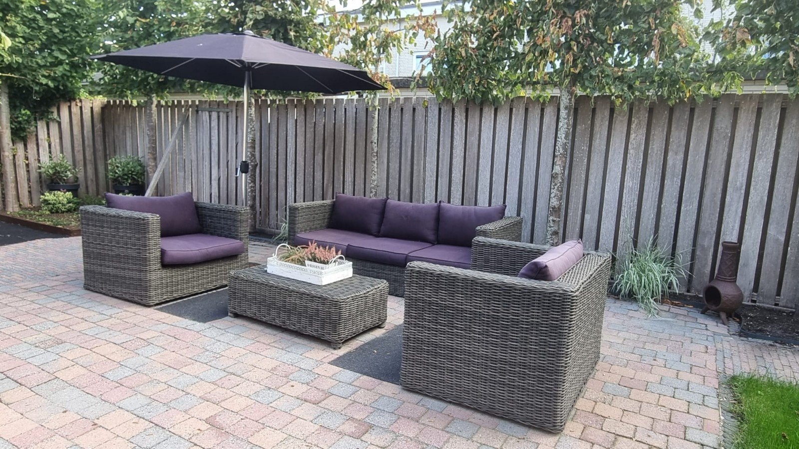 Complete tuinset met kussens, parasol en metalen voet, Ophalen, 5 zitplaatsen, Gebruikt, Bank