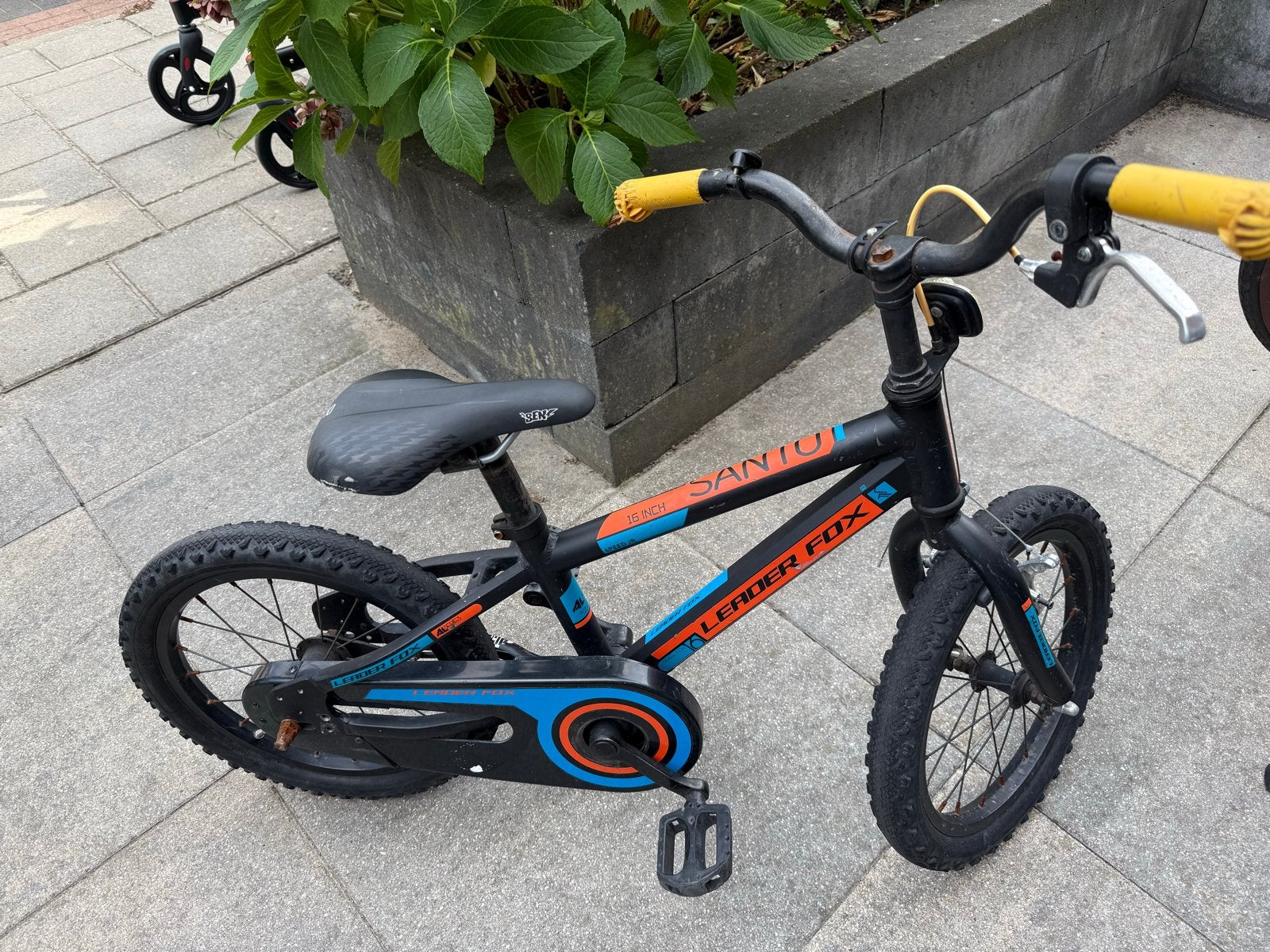 Leader Fox Santo kinderfiets 16 inch - Zwart/Blauw, Fietsen en Brommers, Ophalen, Gebruikt, Terugtraprem, 16 tot 20 inch