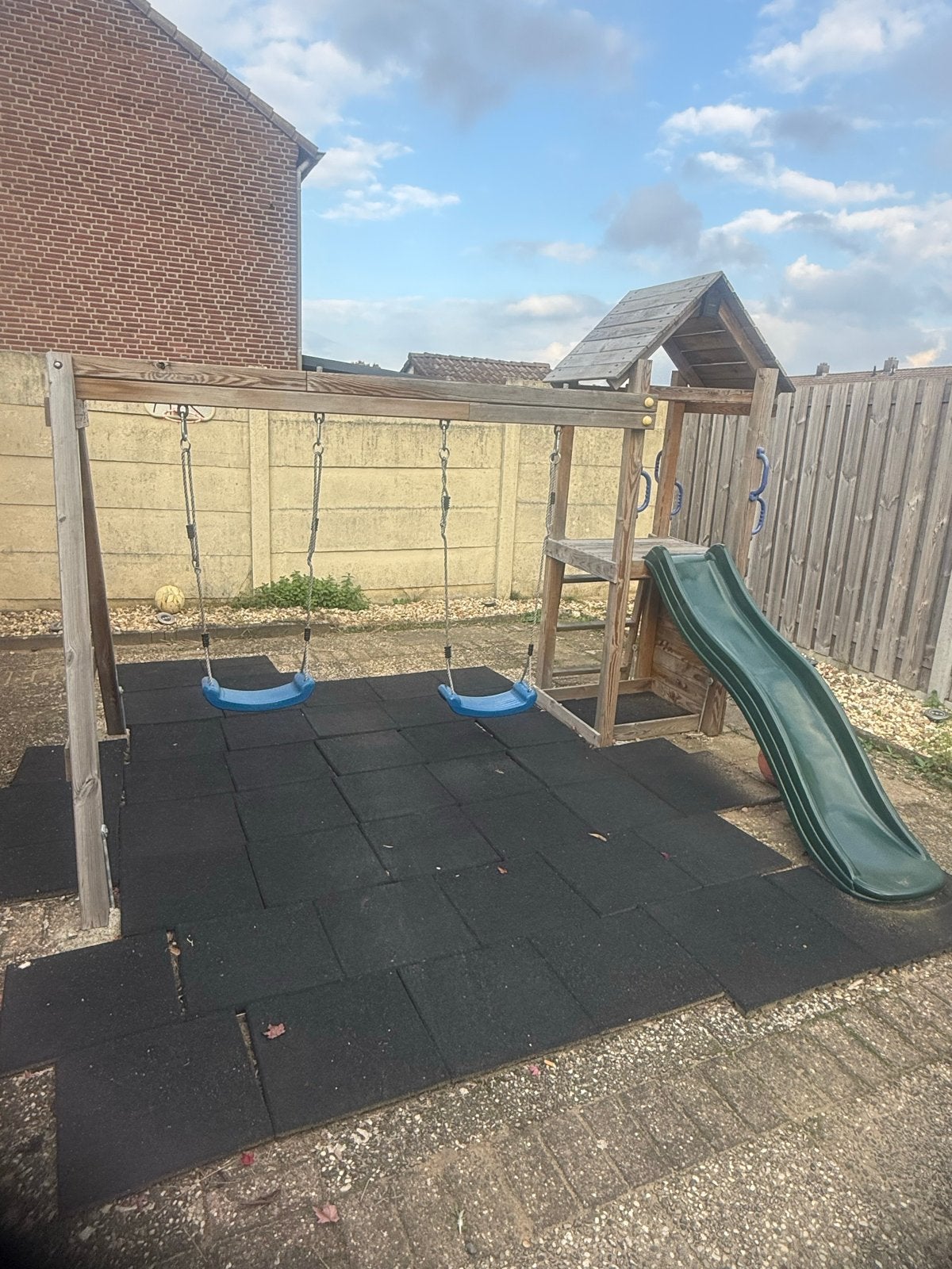Leuke speeltoestel met schommels en glijbaan, Kinderen en Baby's, Ophalen, Gebruikt, Glijbaan