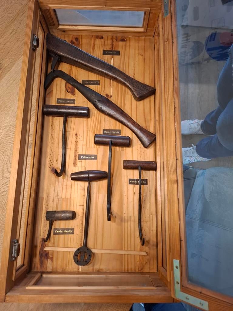 Antieke Gereedschappen Collectie in Houten Vitrine, Antiek en Kunst, Antiek | Gereedschap en Instrumenten, Ophalen