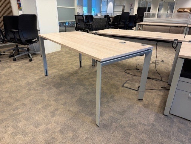 Instelbaar Steelcase bureau 160x80 cm–Kabelgoot–€79/st,120st, 160 cm, Gebruikt, Metaal, Ophalen of Verzenden
