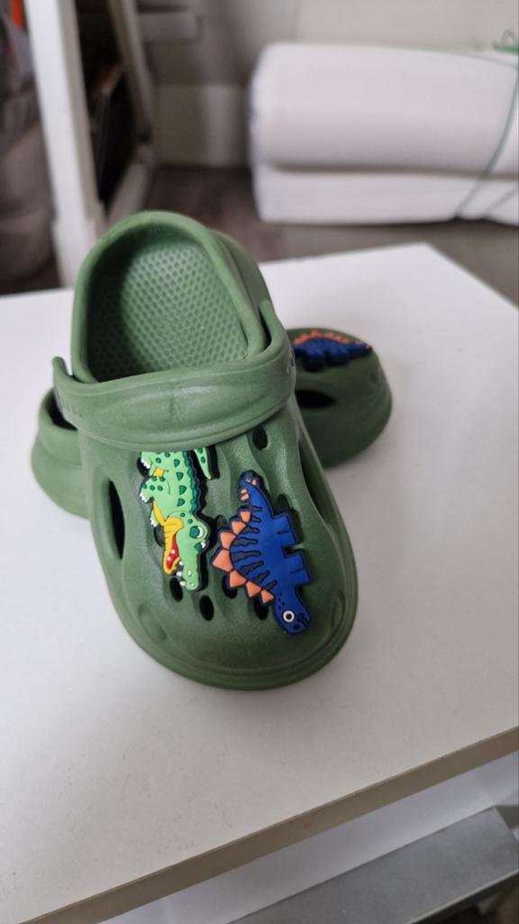 Groene kinderschoenen met dinosaurusbedels maat 21-22, Kinderen en Baby's, Kinderkleding | Schoenen en Sokken, Ophalen, Jongen of Meisje