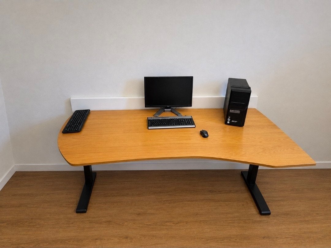 Ruim computerbureau met ergonomisch blad, Ophalen, Gebruikt, Hout, Bruin