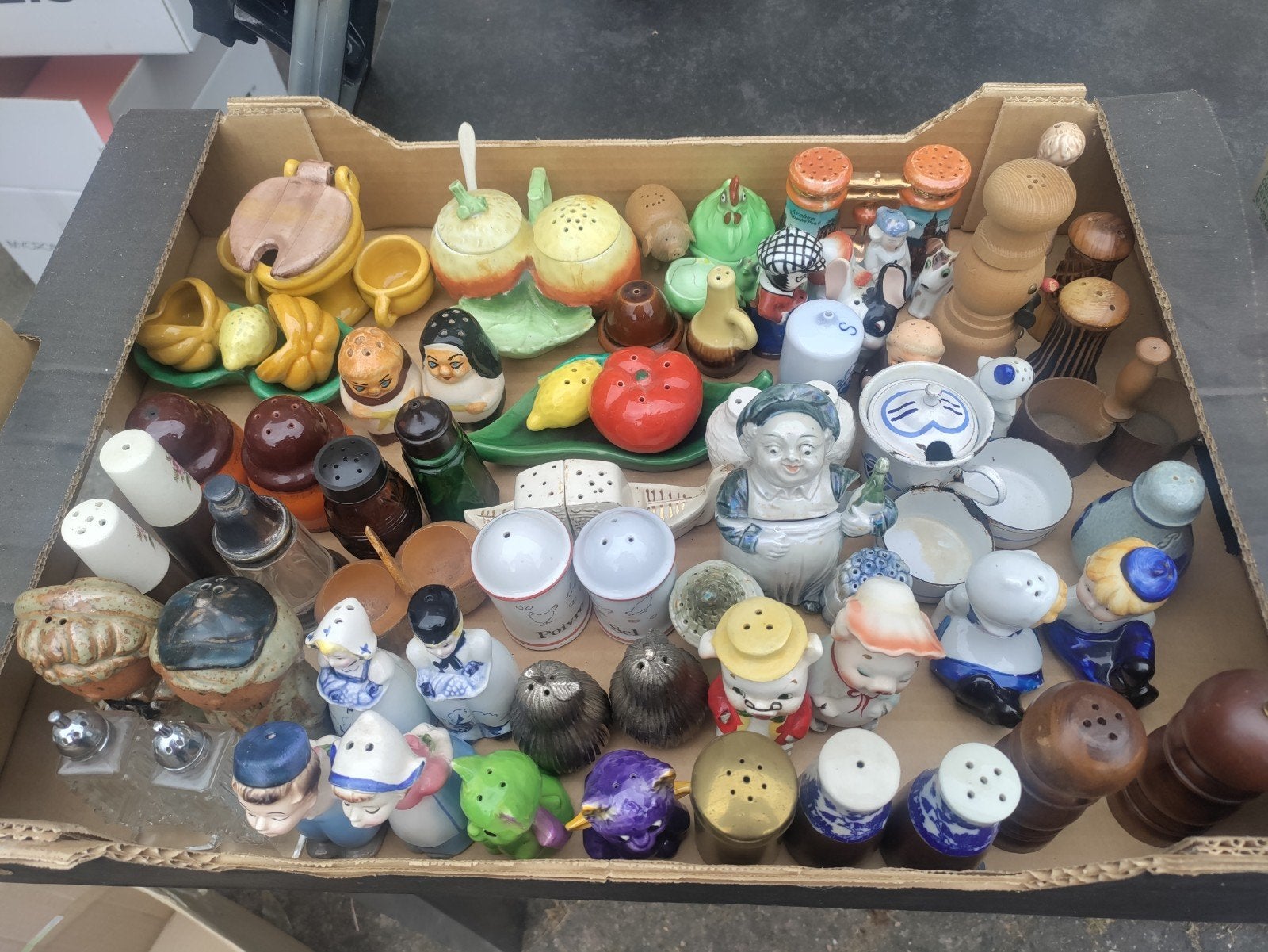 Grote collectie peper- en zoutstellen, Ophalen
