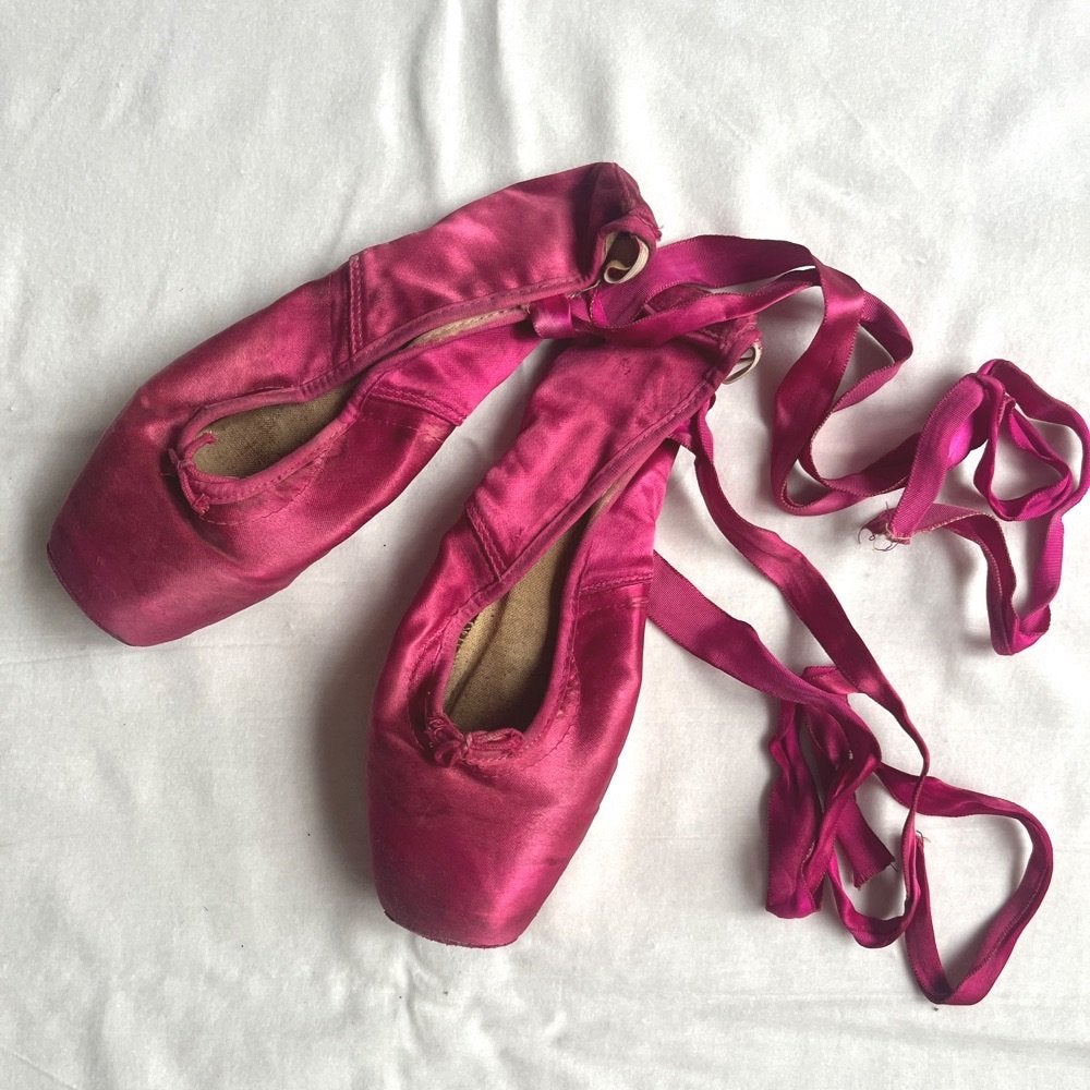 Donkerroze satijnen spitzen voor decoratie, Ophalen of Verzenden, Gebruikt, Schoenen