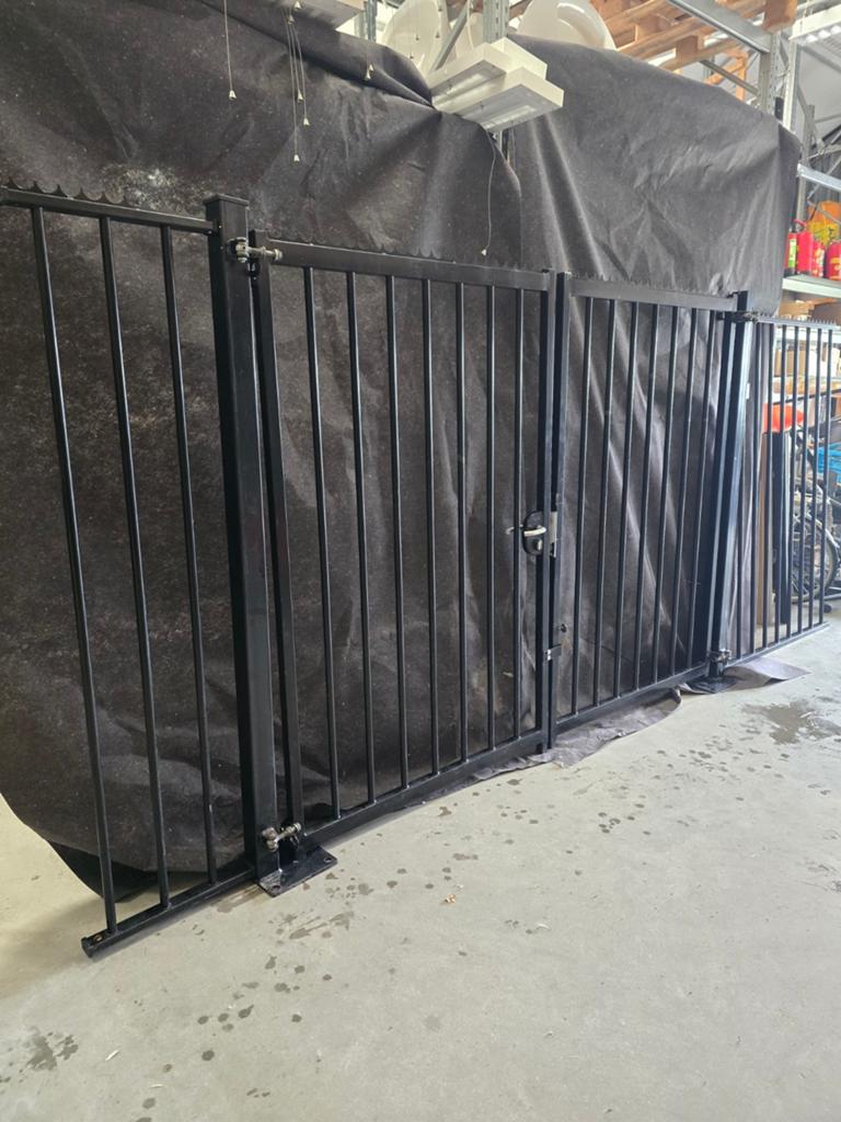 Uitbreidbaar hekwerk met deuren (2.80m) en hekdelen, Ophalen of Verzenden, IJzer