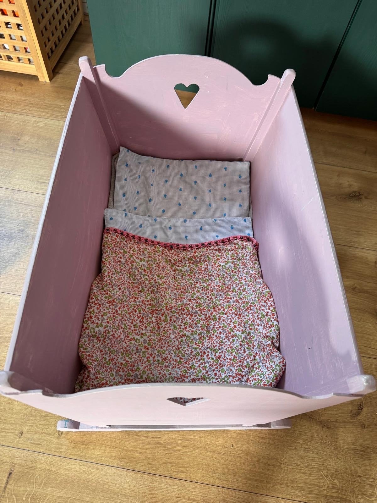 Brocante roze houten wiegje met hartjes - Poppenwieg, Ophalen, Gebruikt, Wieg