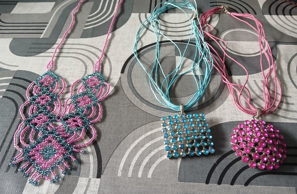 3 verschillende kettingen, Sieraden, Tassen en Uiterlijk, Ophalen of Verzenden, Zo goed als nieuw, Overige kleuren, Overige materialen