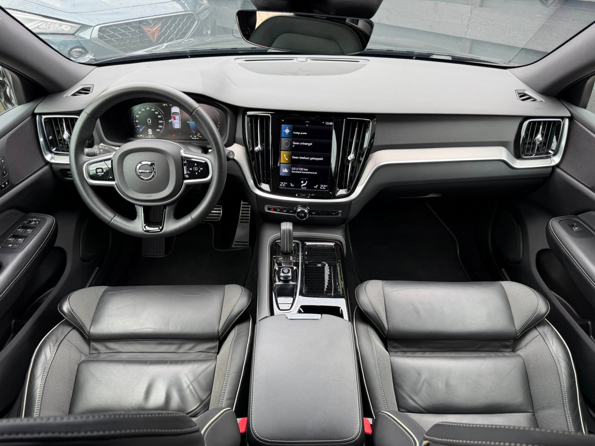 Volvo V60 2.0 T6 Recharge AWD R-Design I Leder I Trekhaak I, Automaat, Dealer onderhouden, Zwart, Zwart