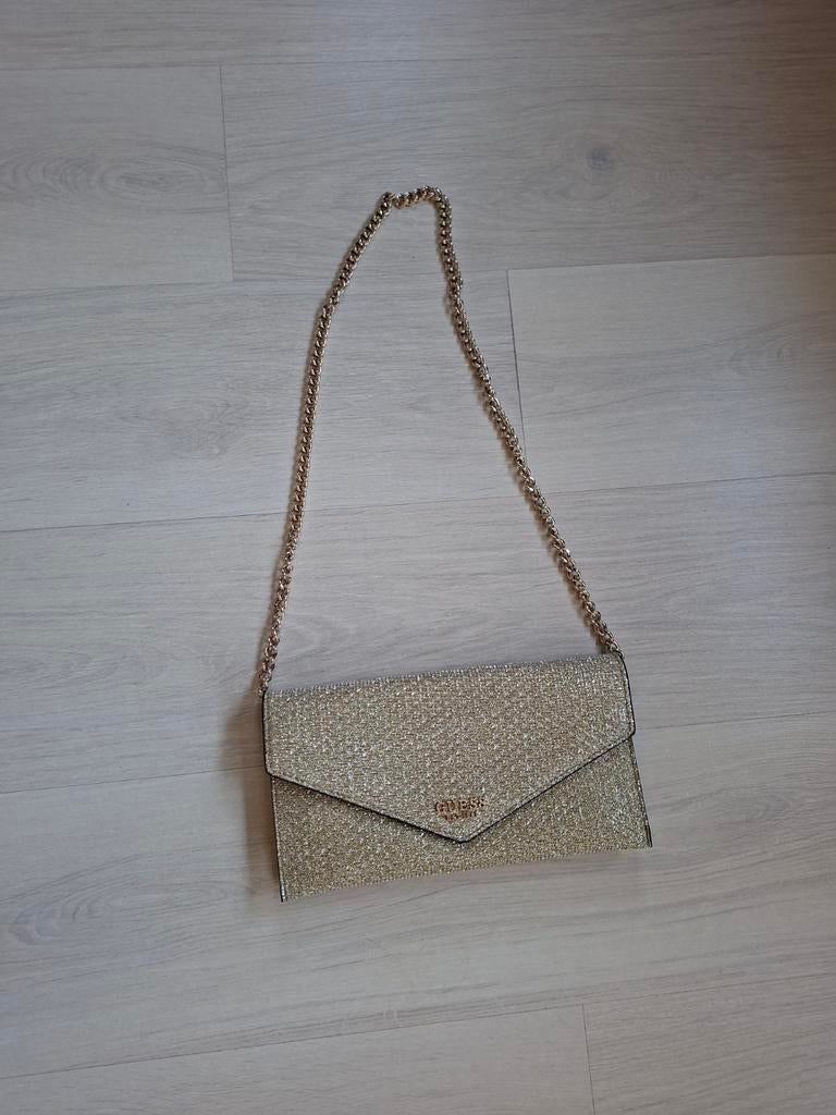 Gouden Guess avondtasje met ketting, Sieraden, Tassen en Uiterlijk, Tassen | Damestassen, Ophalen of Verzenden, Nieuw, Geel, Avondtasje