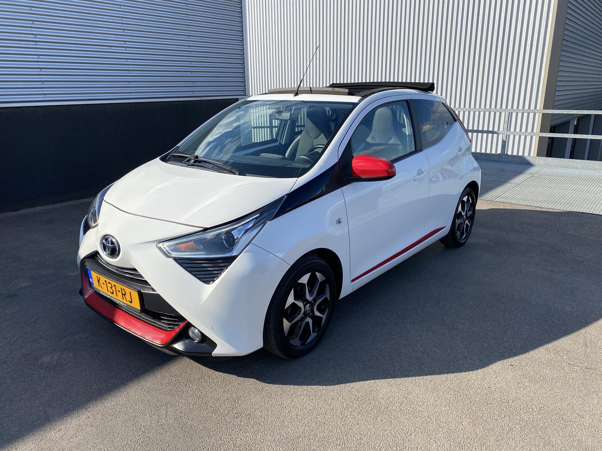 Toyota Aygo 1.0 VVT-i x-joy cabrio Sportieve auto met rode a, Voorwielaandrijving, Gebruikt, Euro 6, 4 stoelen