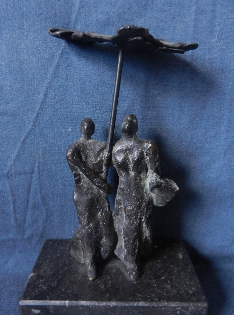 Brons Twee vrouwen onder wolkje door Carla Wiersma h.17 cm., Antiek en Kunst, Groep mensen, Minder dan 20 cm, Weerbestendig, Ophalen of Verzenden