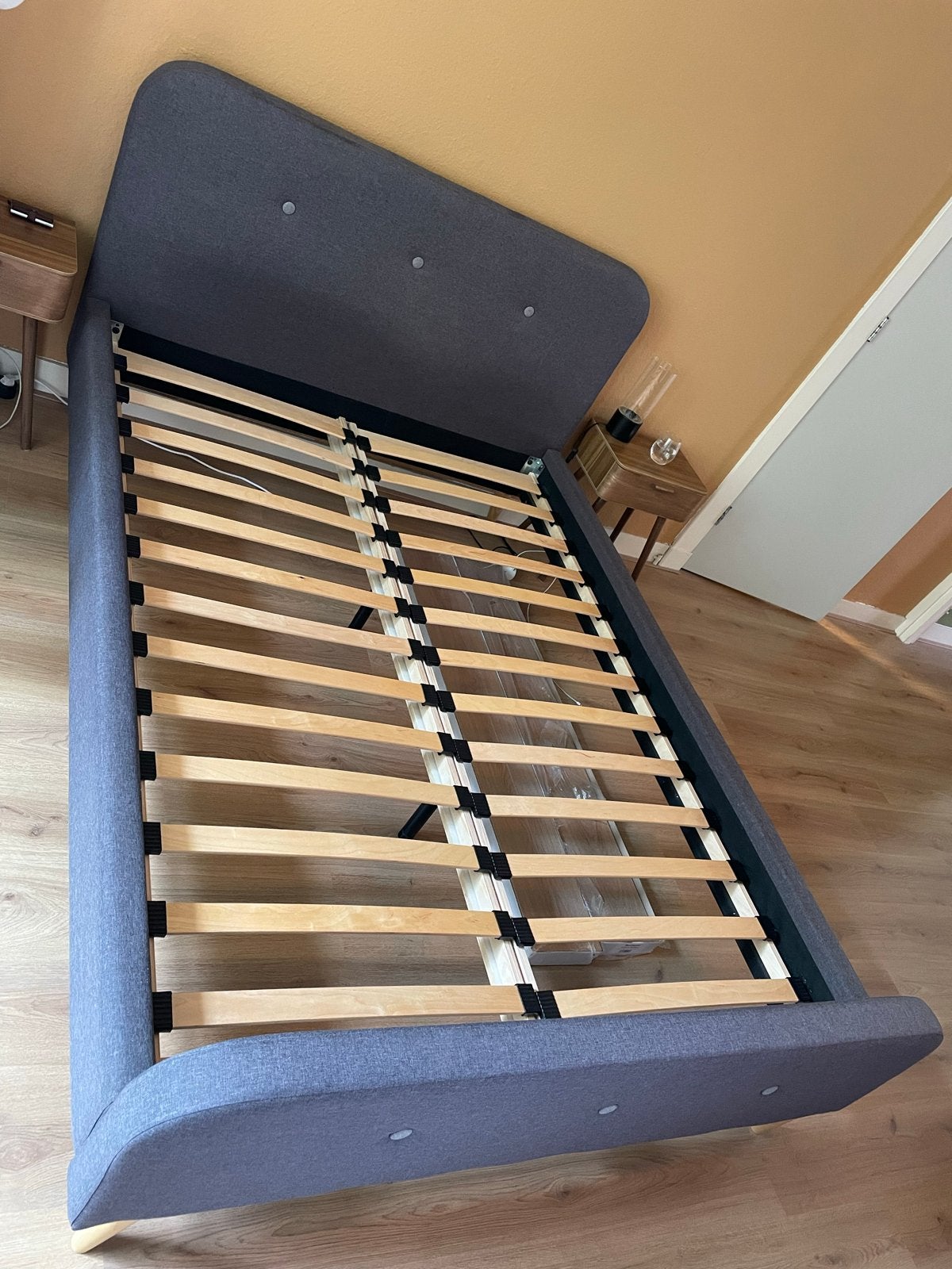 Kongsberg bedframe 140x200, grijze stof, Ophalen, Tweepersoons, 140 cm, Zo goed als nieuw